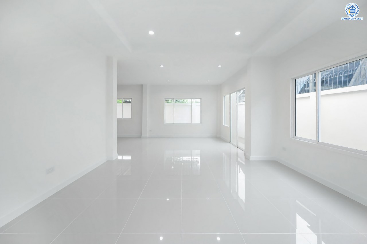 บ้านมือสองตกแต่งใหม่ โครงการ บ้านอาภา2 ปิ่นเกล้า-สวนผัก เนื้อที่ 57 ตร.ว. พื้นที่ใช้สอย 165.6 ตร.ม. ฟังก์ชัน 3 ห้องนอน 3 ห้องน้ำ จอดรถได้ 2 คัน บนทำเลเดินทางสะดวก เชื่อมต่อหลายเส้นทาง อาทิถนนกาญจนาภิเษก, ถนนนครอินทร์, ถนนราชพฤกษ์  ใกล้รถไฟฟ้าสายสีแดง "สถานีบางบำหรุ"